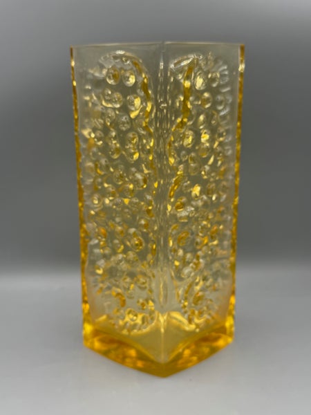 M&auml;ntyharjun lasi oy, Eero Rislakki, Lara, keltainen maljakko.