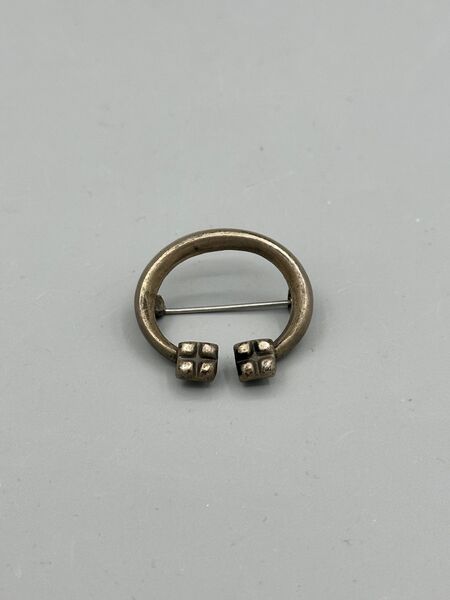 Kalevala koru, Holger Lindström, Jyväskylän solki, hopeaa, vuodelta 1965