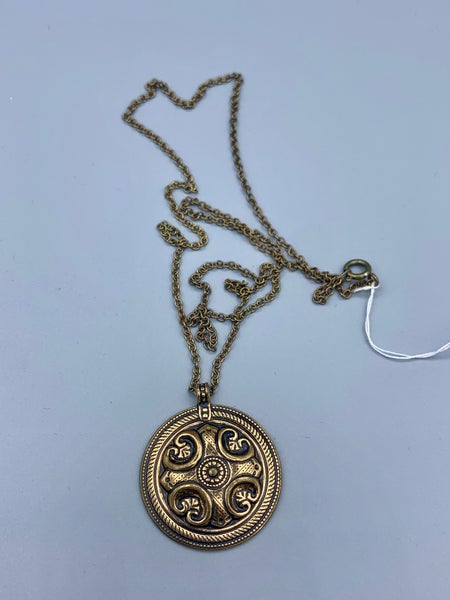 Kalevala koru, R&auml;is&auml;l&auml;n riipus, Pronssia